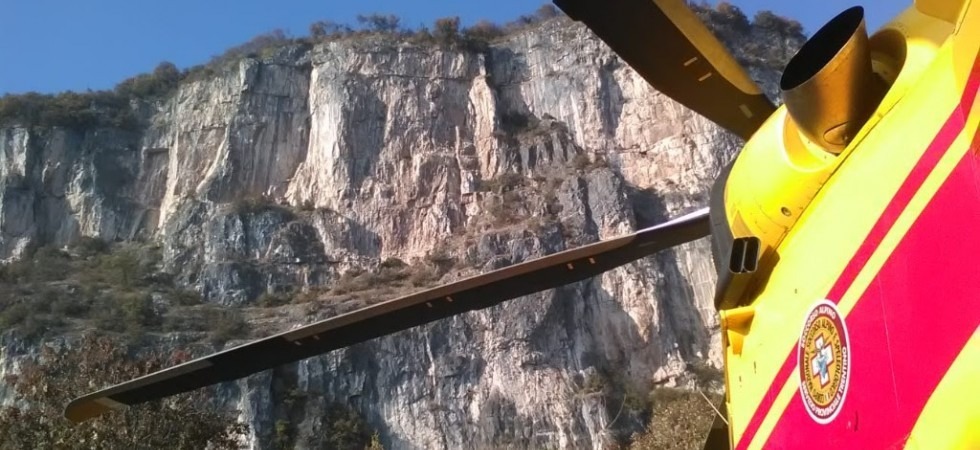 Cade sulla ferrata e si ferisce alla gamba, i soccorsi arrivano dal cielo e poi con la barella la portano al santuario